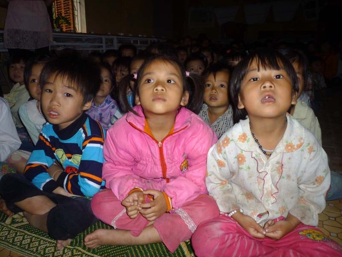 Ngòi Hoa là 1 trong những xã miền núi khó khăn nhất huyện Tân Lạc, Hòa Bình. Trường tiểu học Ngòi Hoa không có phòng học chính thức. Toàn bộ các điểm trường đều phải học nhờ. Đây là lần đầu tiên xã Ngòi Hoa được biết đến quà cứu trợ của các tổ chức, cá nhân hảo tâm.